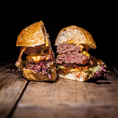 Aufgeschnittener Burger mit saftigem Patty