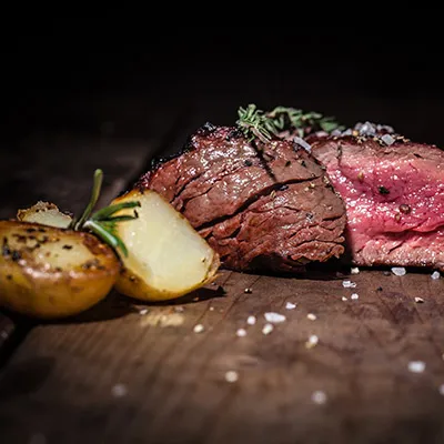 Rinderfilet medium rare mit gegrillter Kartoffel
