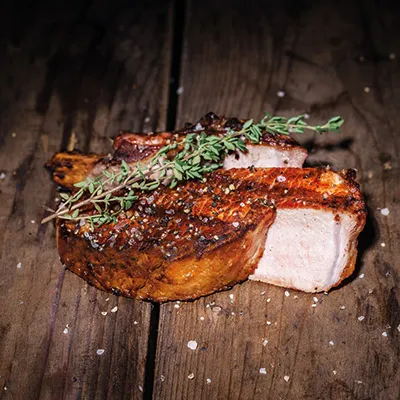 Gegrilltes Kotelett mit Thymian und Meersalz