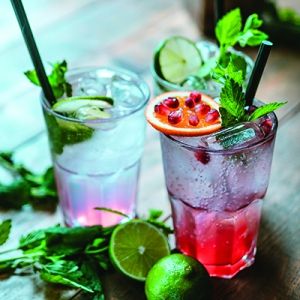 Zwei Hauslimonaden mit Minze und Granatapfel