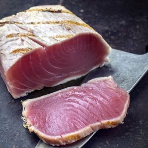 Roher Thunfisch in Sashimi-Qualität, angeschnitten