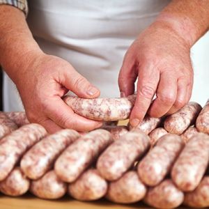 Frische Bratwürste werden von Hand geformt