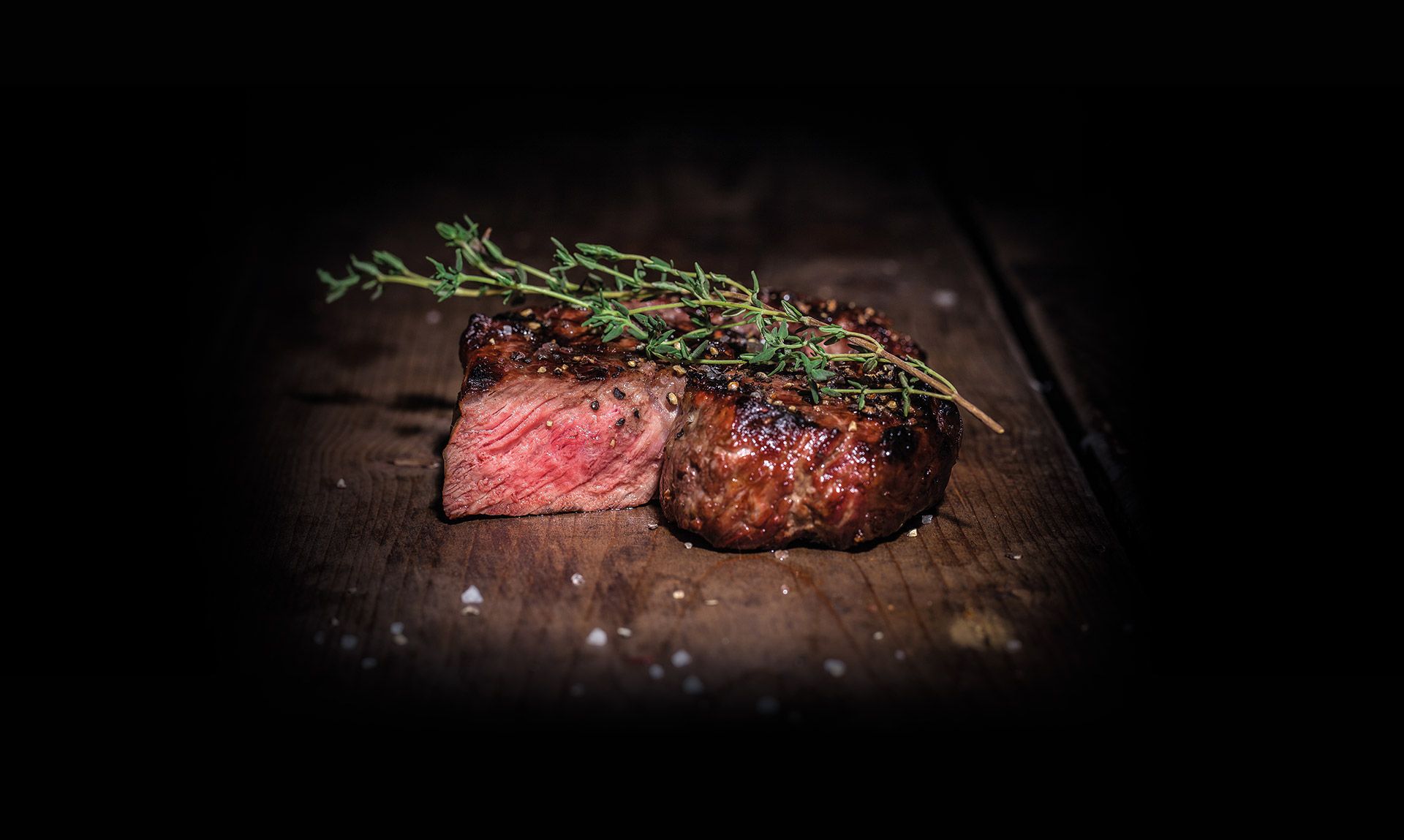 Dry Aged Steak mit Thymian, scharf angebraten und aufgeschnitten