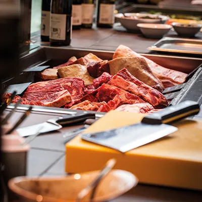 Fleischtheke mit Cuts, Messer und Schneidebrett